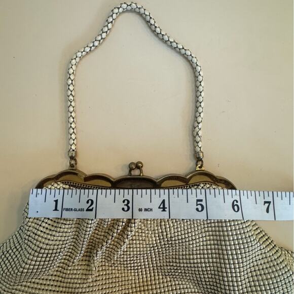 Vintage Mesh Whiting & Davis Ivory Handbag w/ Gold Kiss Lock Circa 1940’s-50’s - Picture 12 of 13